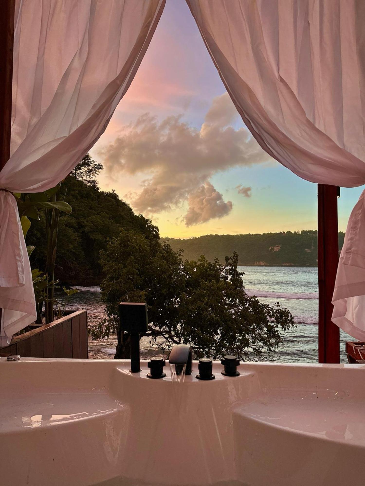 Beachfront Luxury Dome Villas - Gamat Bay Resort 珀尼达岛 外观 照片